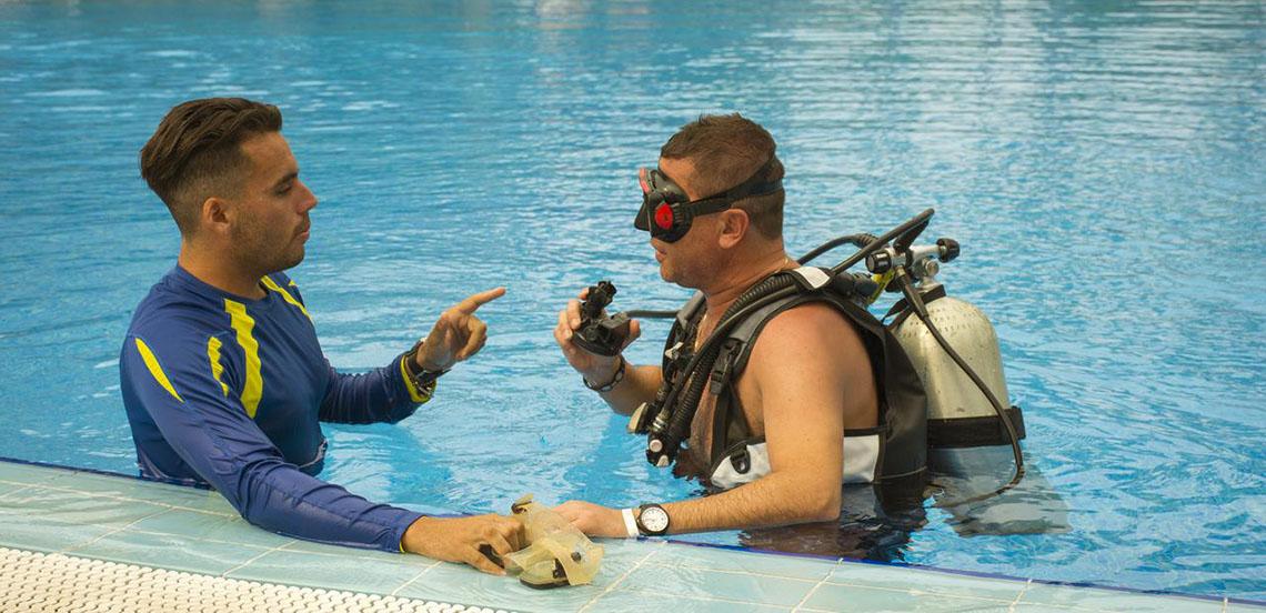 Scuba Taucher Kurs im Pool im ROC Arenas Doradas Hotel