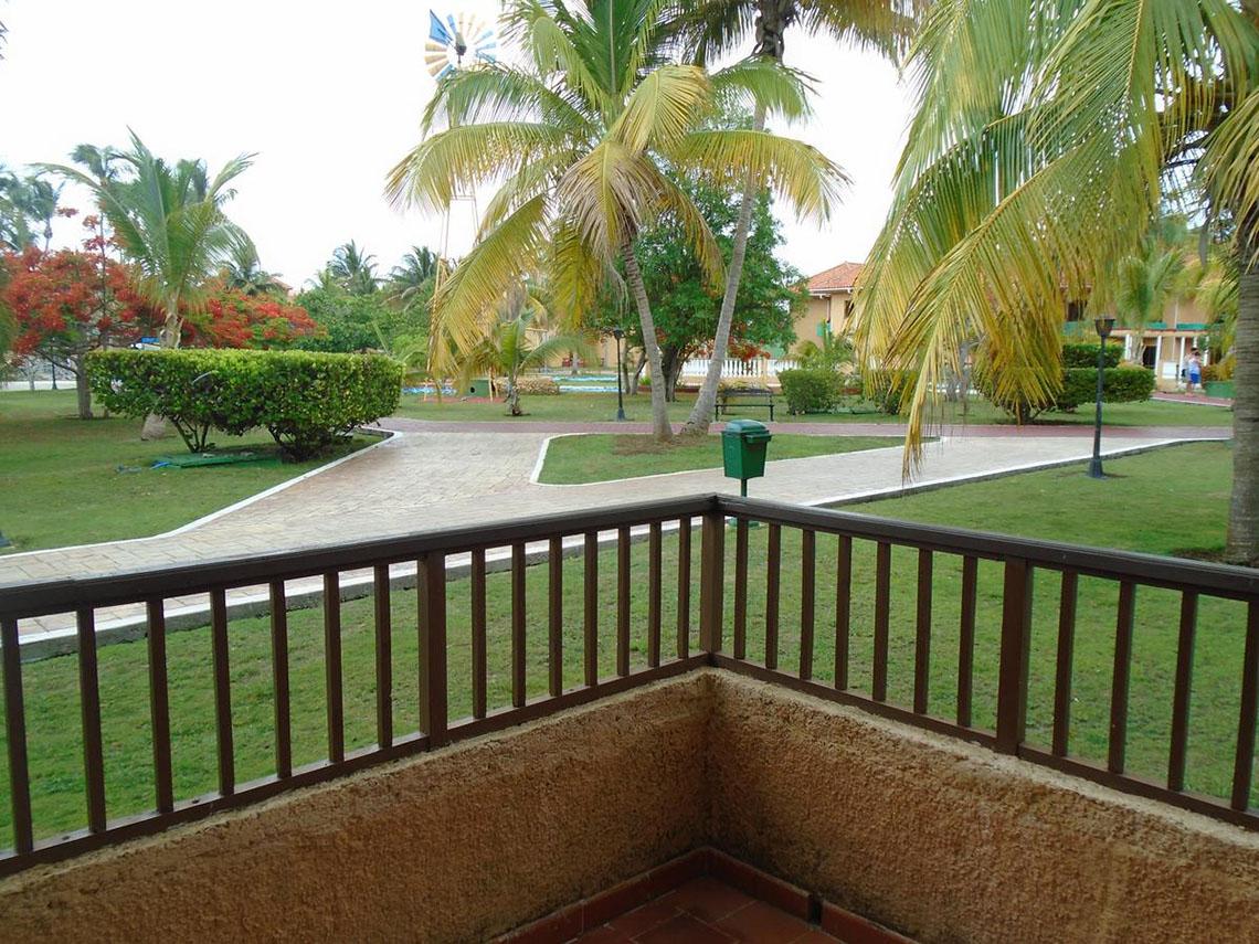 Aussicht vom Balkon des ROC Arenas Doradas Hotels auf gepflegte Gärten und Palmen