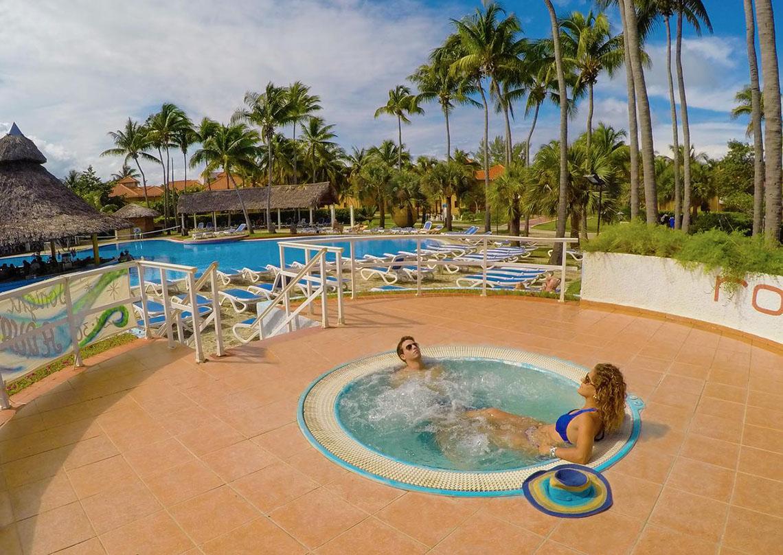 Ein Whirlpool im Freien im ROC Arenas Doradas Hotel mit einem Pool im Hintergrund.