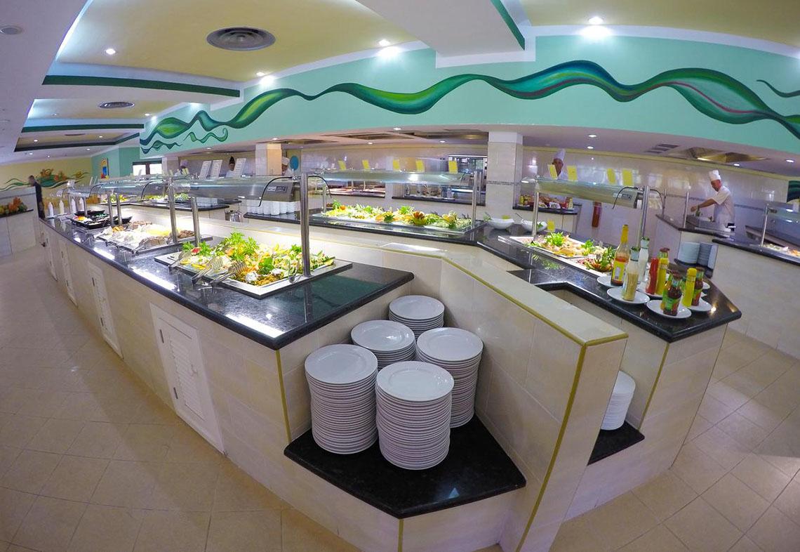 Buffetbereich im ROC Arenas Doradas Hotel mit verschiedenen Speisen und Salaten.