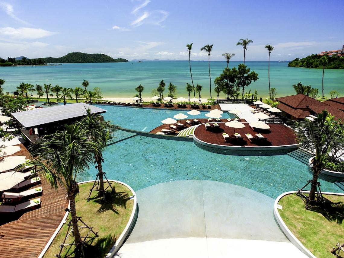Aussenbereich des Pullman Phuket Panwa Beach Resort mit Pool und Strand