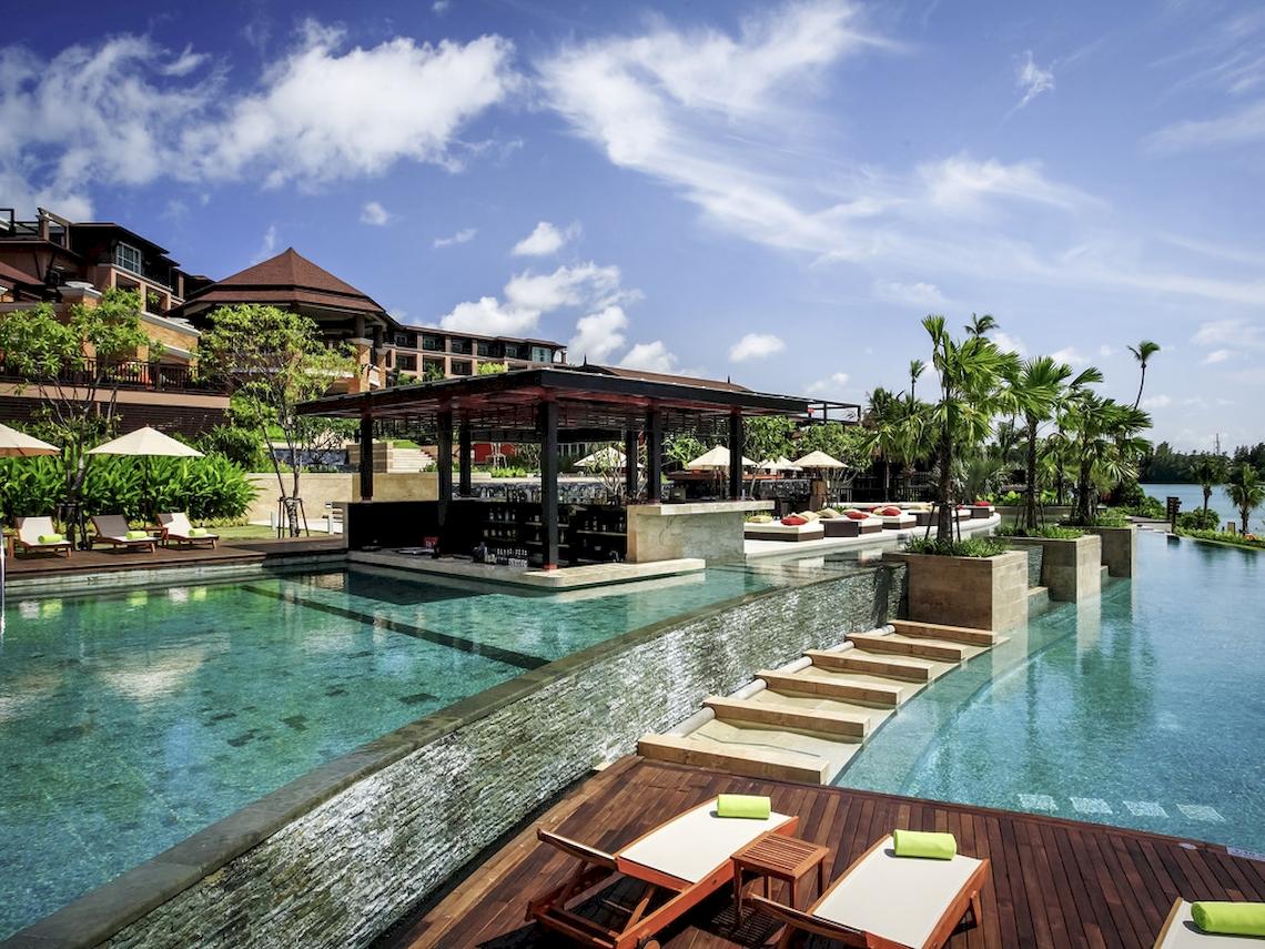 Außenpool mit Bar und Loungebereich im Pullman Phuket Panwa Beach Resort