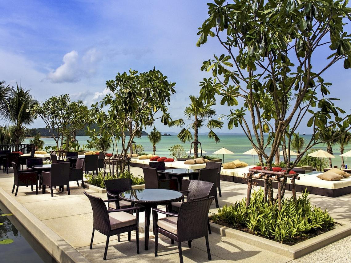 Terrasse des Pullman Phuket Panwa Beach Resorts mit Blick auf den Ozean