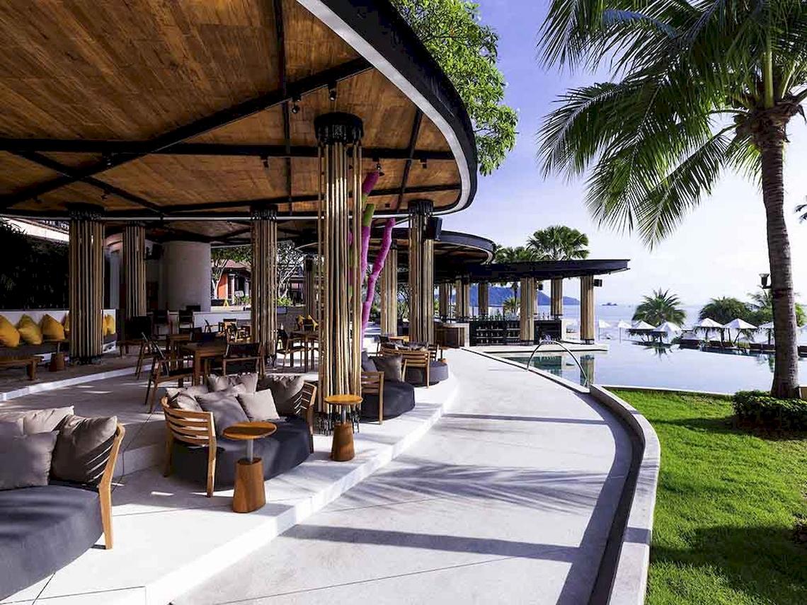 Terrasse des Pullman Phuket Panwa Beach Resorts mit Blick auf den Pool und das Meer