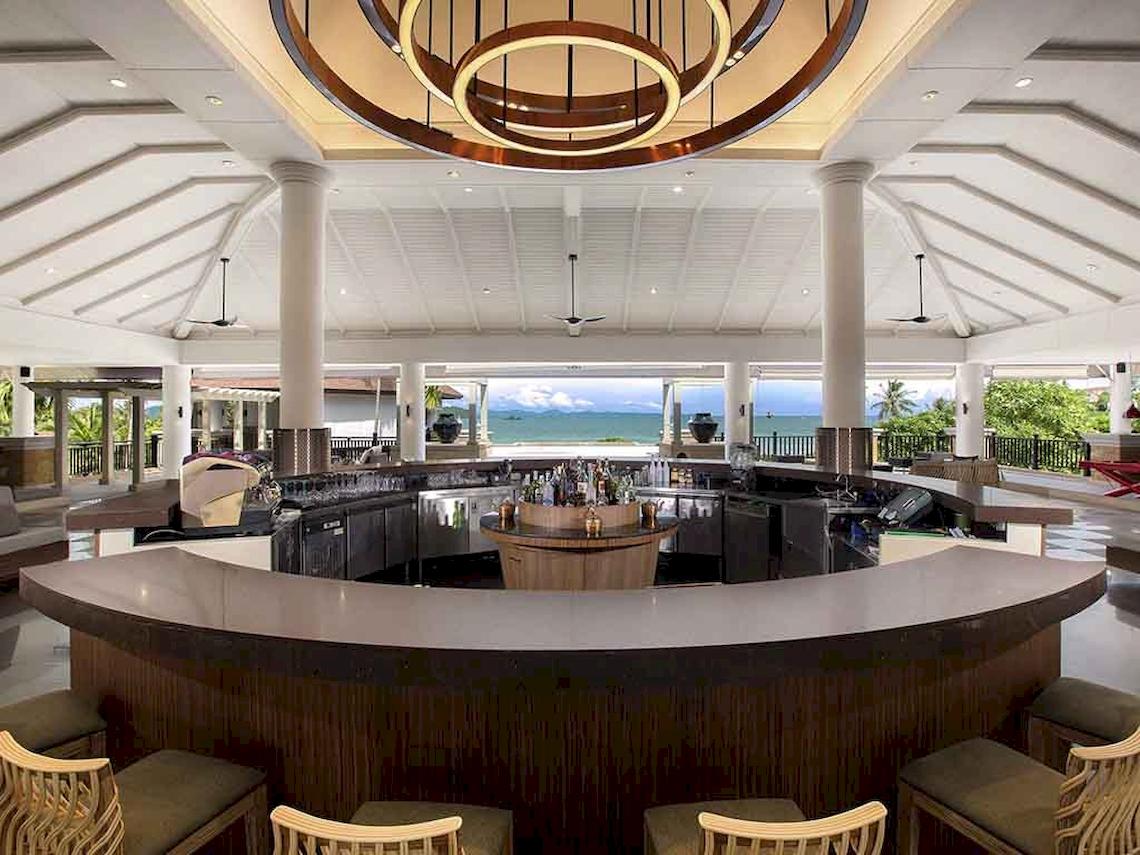 Bar im Pullman Phuket Panwa Beach Resort mit Blick auf den Ozean