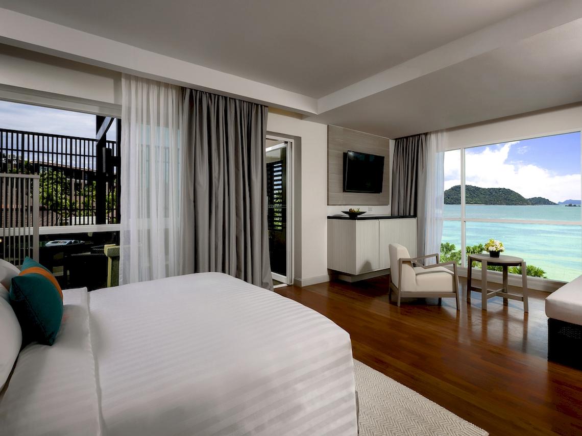 Luxuriöses Schlafzimmer im Pullman Phuket Panwa Beach Resort mit Blick auf das Meer.