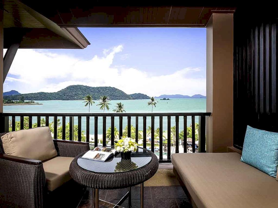 Blick vom Balkon des Pullman Phuket Panwa Beach Resort auf das Meer und Inseln.