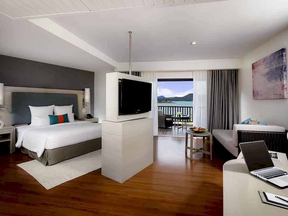 Zimmer im Pullman Phuket Panwa Beach Resort mit Blick auf den Ozean.