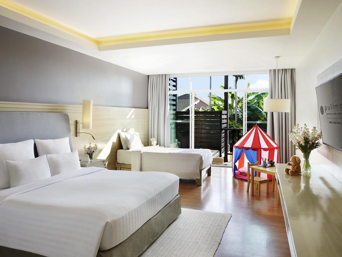 Zimmer im Pullman Phuket Panwa Beach Resort mit Doppelbett und kleinem Spielzelt.