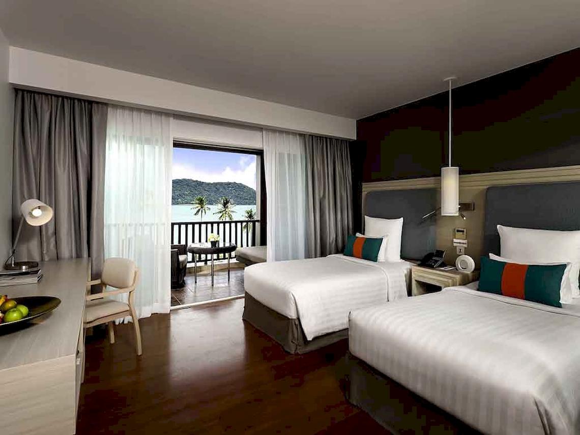 Doppelbett Zimmer im Pullman Phuket Panwa Beach Resort mit Meerblick und Balkon.