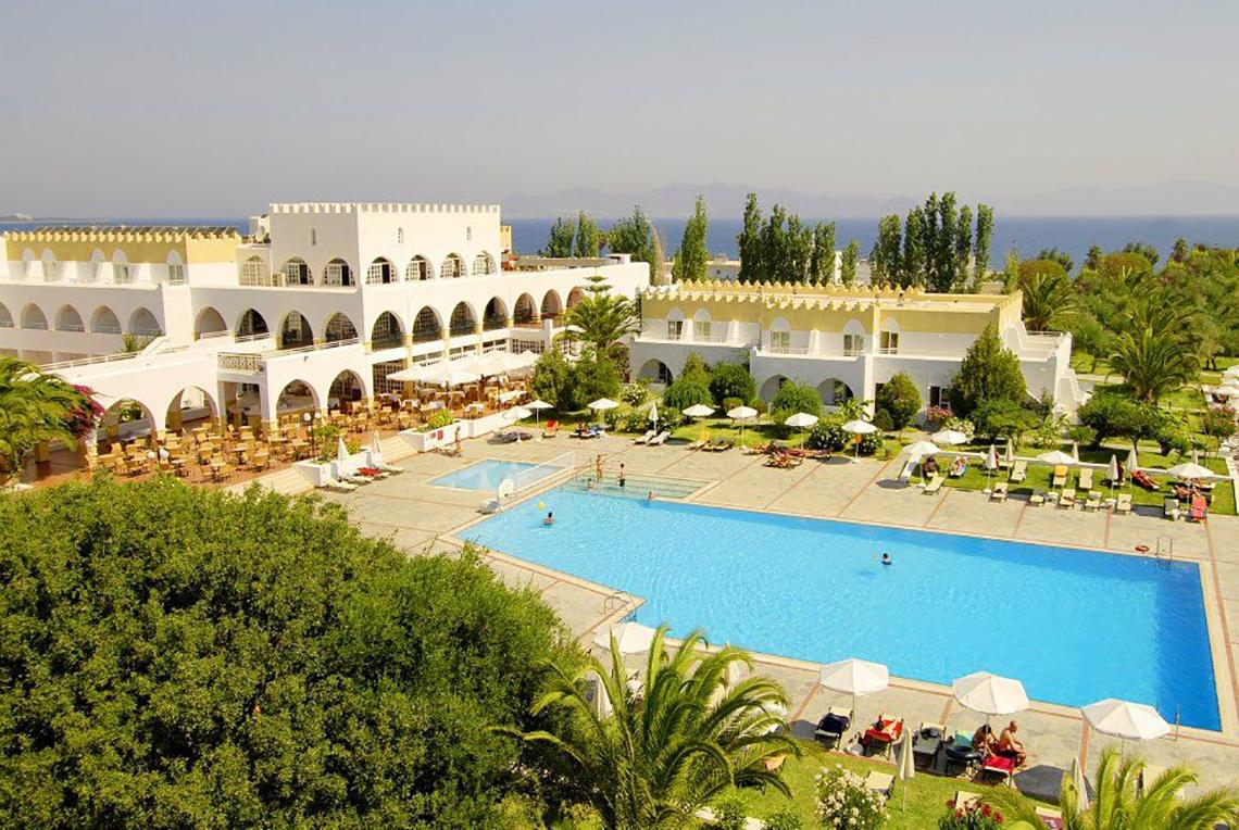Luftaufnahme des Platanista Hotels mit Außenpool und Sonnenliegen.