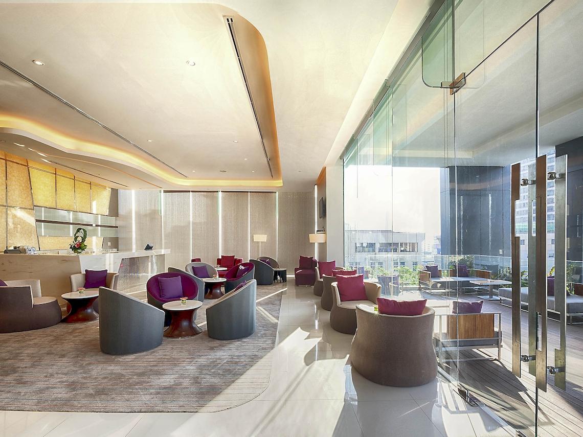 Lobby des Mercure Bangkok Siam Hotels mit modernen Möbeln und Panoramafenstern.