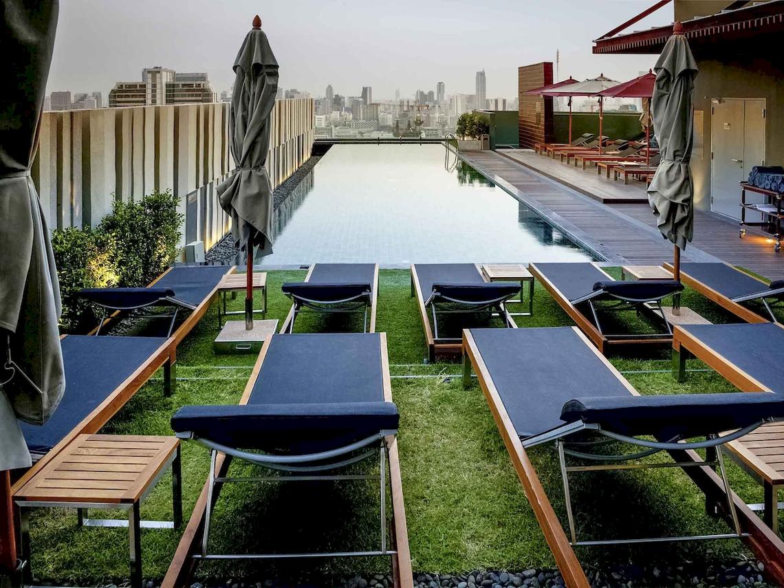 Dachterrasse des Mercure Bangkok Siam Hotels mit Sonnenliegen und Swimmingpool