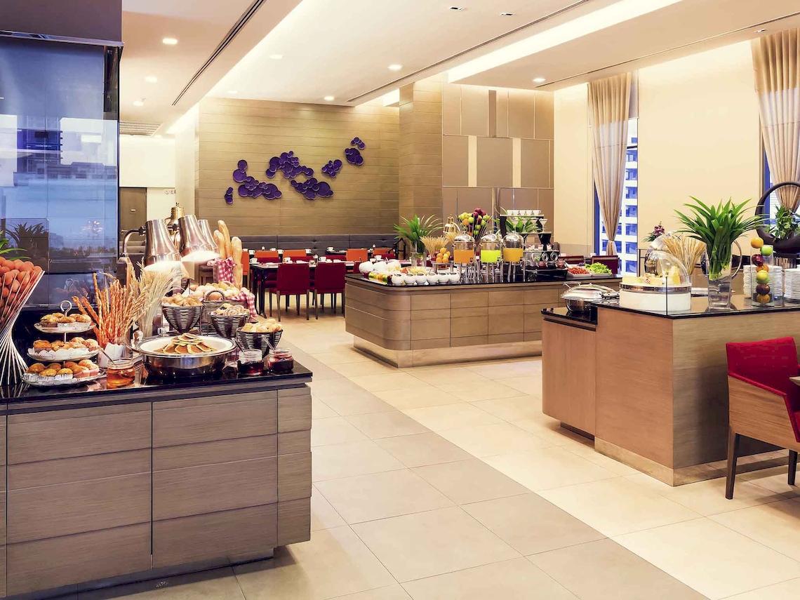 Frühstücksbuffet im Mercure Bangkok Siam Hotel mit einer Vielzahl von Speisen und Getränken.