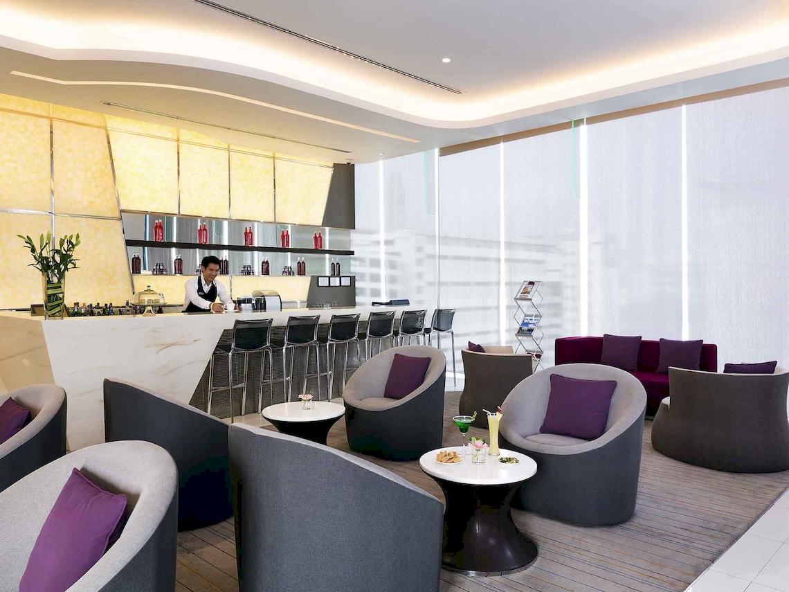 Lobby-Lounge des Mercure Bangkok Siam Hotels mit Bar und Sitzmöbeln.