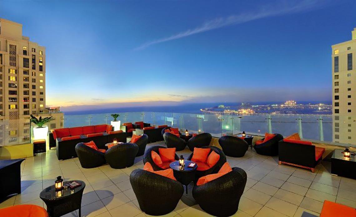 Dachlounge im Delta Hotels by Marriott Jumeirah Beach, Dubai mit Blick auf die Stadt