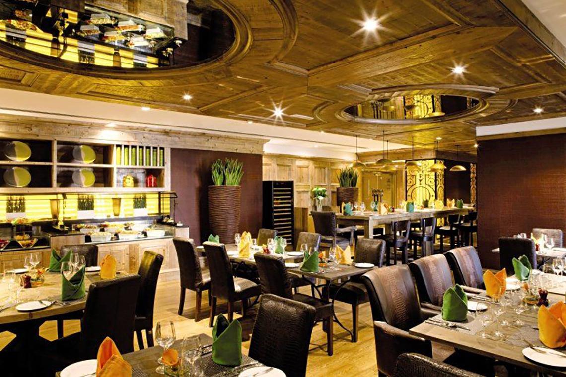 Restaurant im Delta Hotels by Marriott Jumeirah Beach, Dubai mit eingerichteten Tischen und Stühlen.