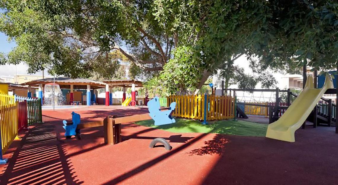 Kinderspielplatz im Hotel Barcelo Margaritas mit Rutsche, Schaukel und Spielgeräten.