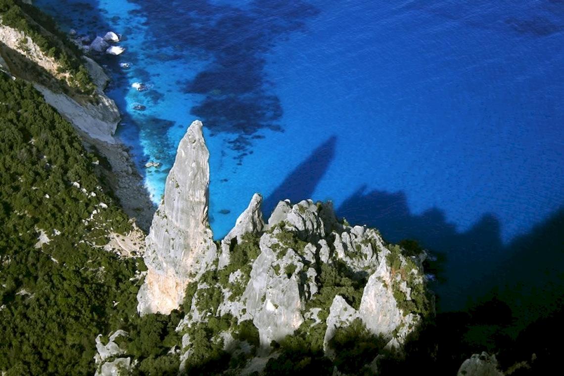 Luftaufnahme von steilen Felsen und blauem Meer am Club Hotel Marina Beach