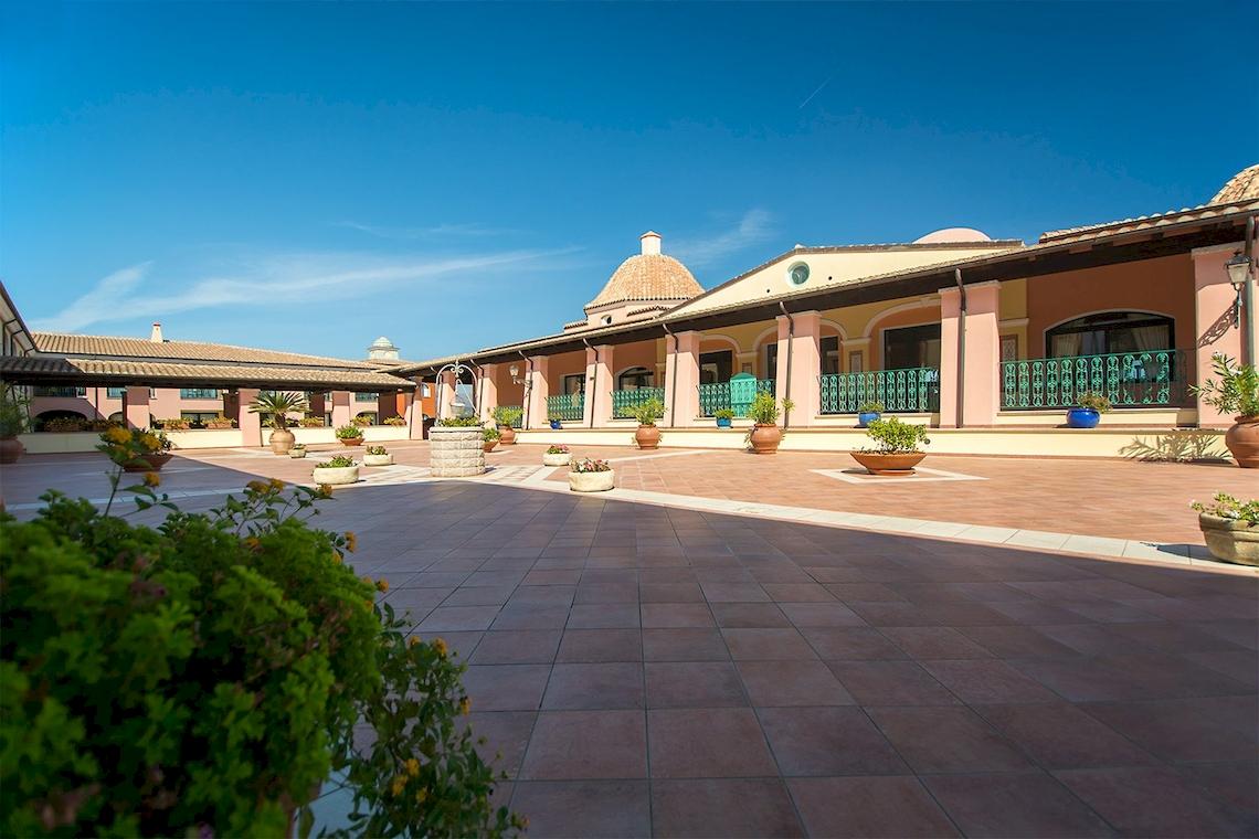 Außenbereich des Club Hotel Marina Beach mit vielen Blumen in Töpfen.