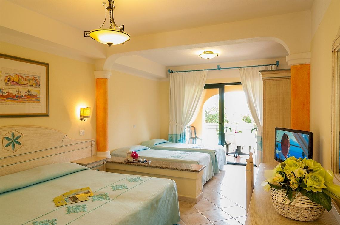 Doppelzimmer im Club Hotel Marina Beach mit zwei Betten und Fernseher.