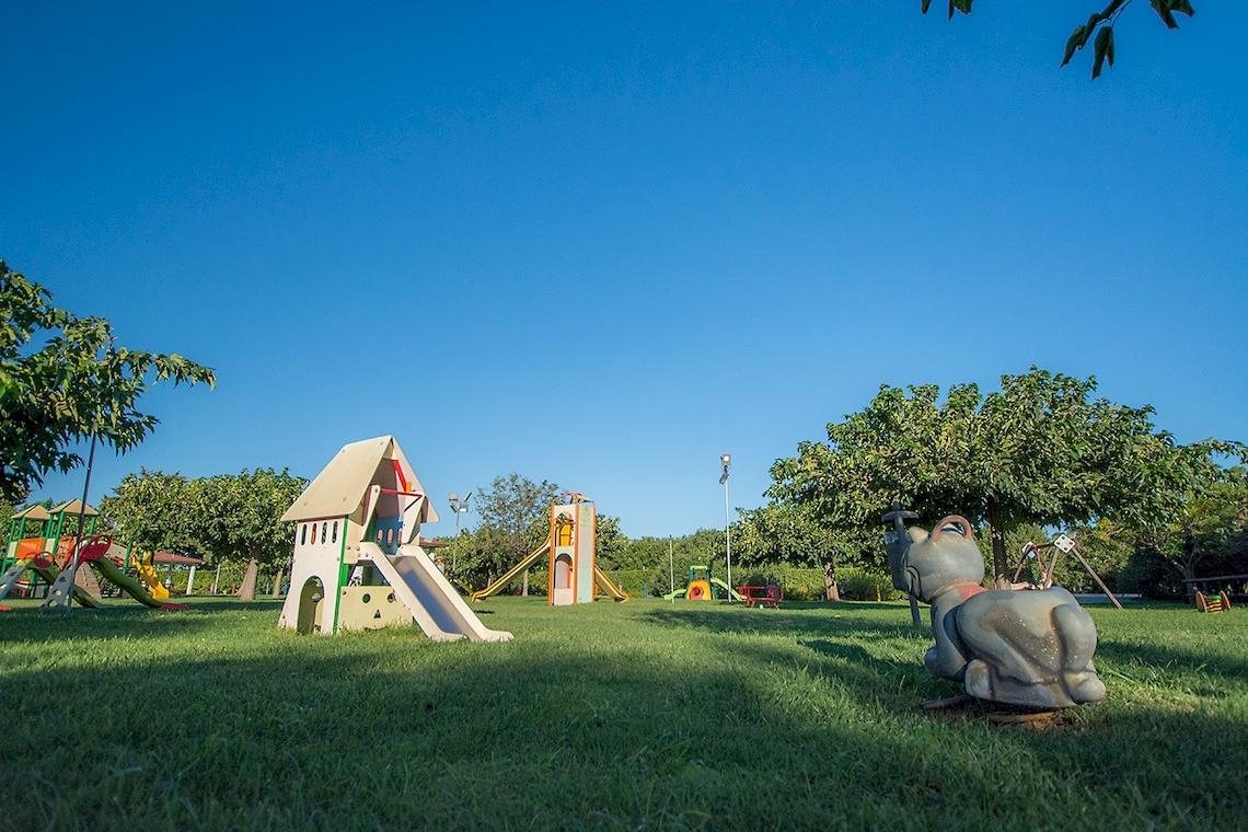 Kinderspielplatz im Freien mit Rutschen und Spielgeräten im Club Hotel Marina Beach.