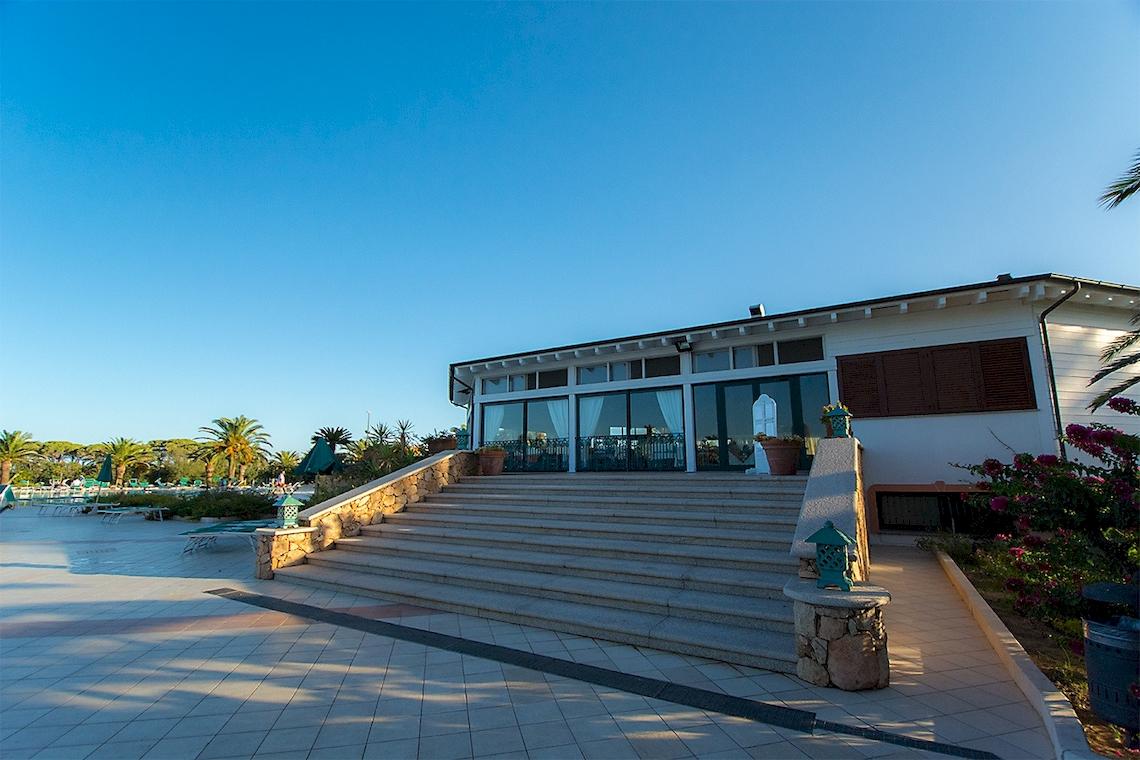 Außenansicht des Club Hotel Marina Beach mit Treppen und Pflanzen