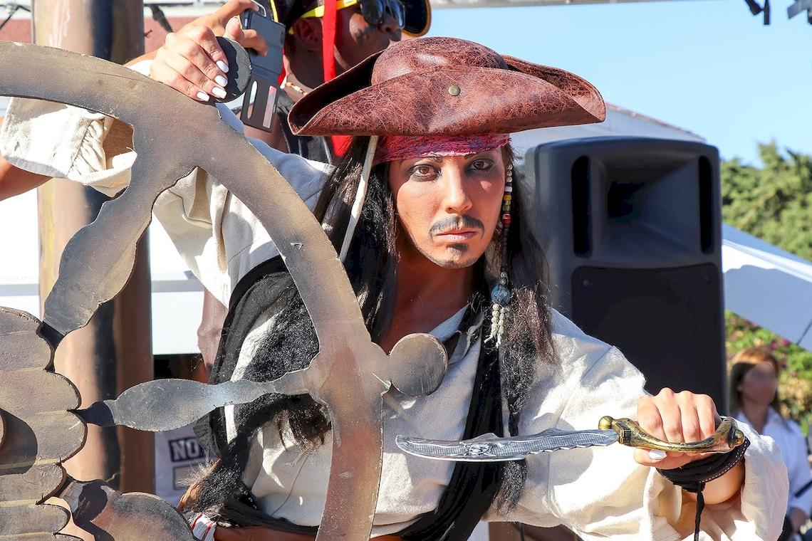 Ein Pirat im Club Hotel Marina Beach hält ein Schwert und ein Ruder.