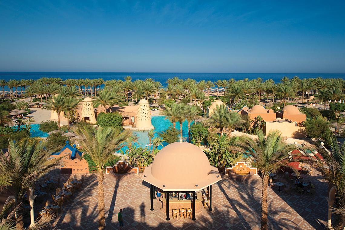 Luftaufnahme des Grand Makadi Hotels mit Swimmingpool und Palmen