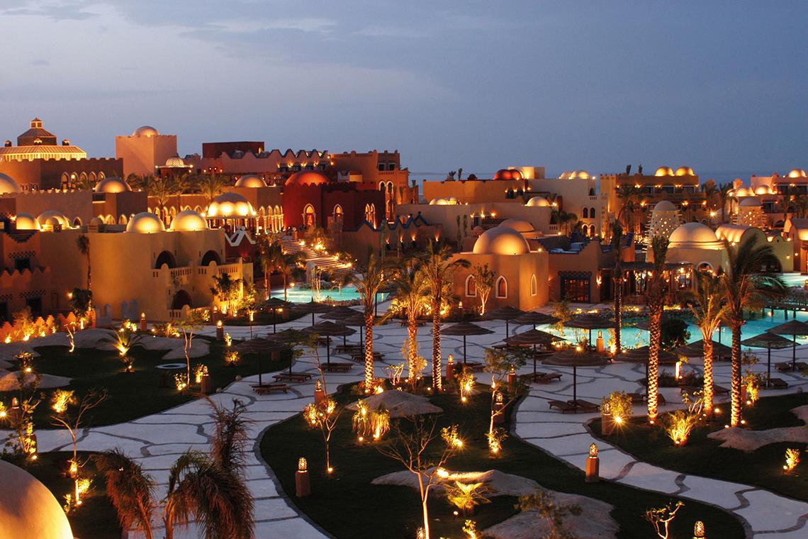Grand Makadi Hotel bei Nacht von oben gesehen, beleuchtete Gebäude und Swimmingpools