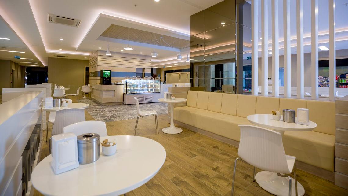 Inneneinrichtung des Side Sunport Hotel & Spa mit modernen Möbeln und hellem Holzboden.