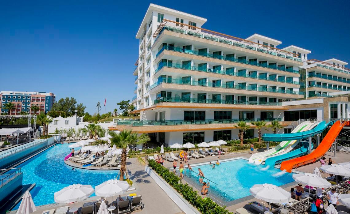 Außenbereich des Side Sunport Hotel & Spa mit Pools und Wasserrutschen.