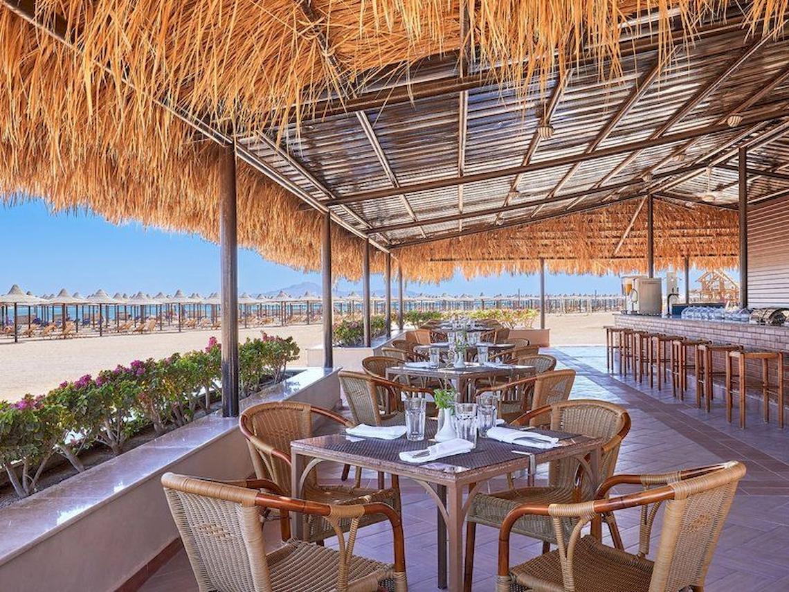 Terrasse des Jaz Mirabel Beach Hotels mit Blick auf den Strand und das Meer