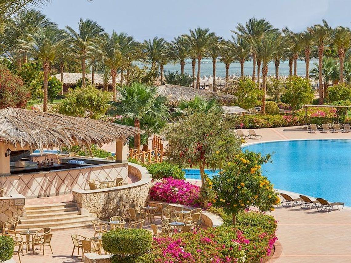 Poolbereich des Jaz Mirabel Beach Resorts mit Loungestühlen und Pflanzen.