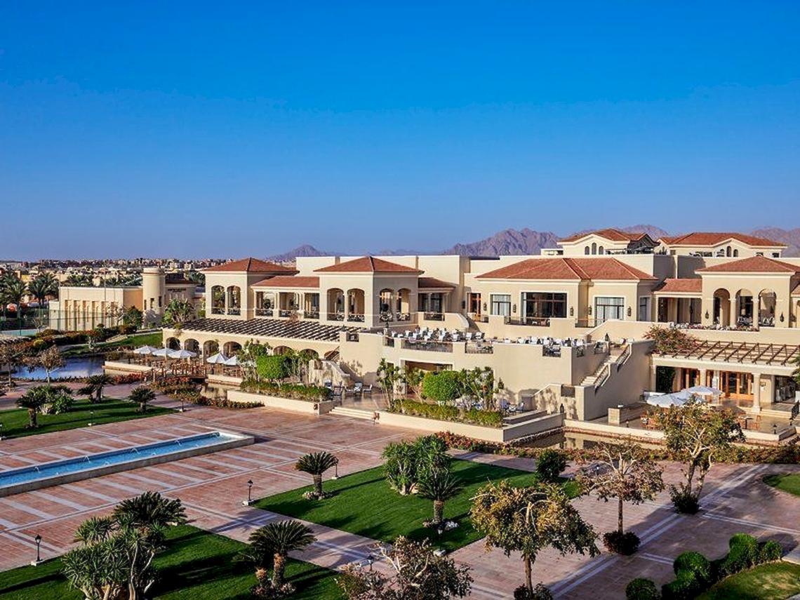Außenansicht des Jaz Mirabel Beach Hotels mit Swimmingpool und Gärten