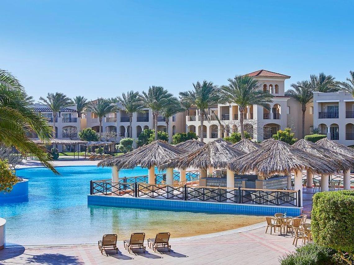Außenbereich des Jaz Mirabel Beach Resorts mit Swimmingpool, Sonnenliegen und Pavillons