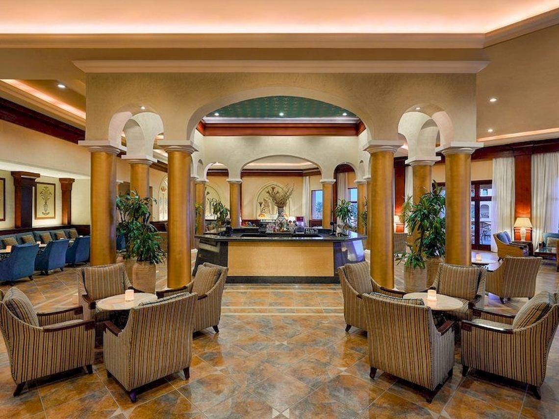 Lobby des Jaz Mirabel Beach Hotels mit Sitzgelegenheiten und Rezeptionstresen.