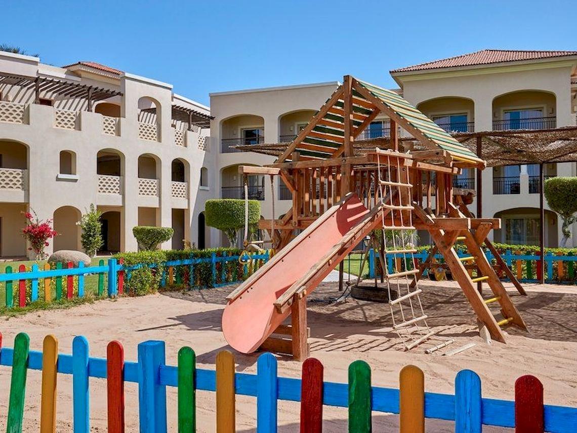 Kinderspielplatz im Jaz Mirabel Beach Hotel mit Rutsche und Klettergerüst.