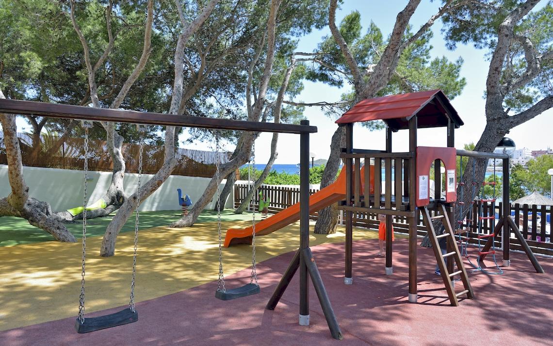 Spielplatz im Freien mit Schaukeln und Rutsche im Leonardo Royal Hotel Ibiza Santa Eulalia