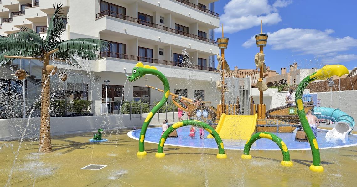 Wasserspielplatz vor dem Leonardo Royal Hotel Ibiza Santa Eulalia