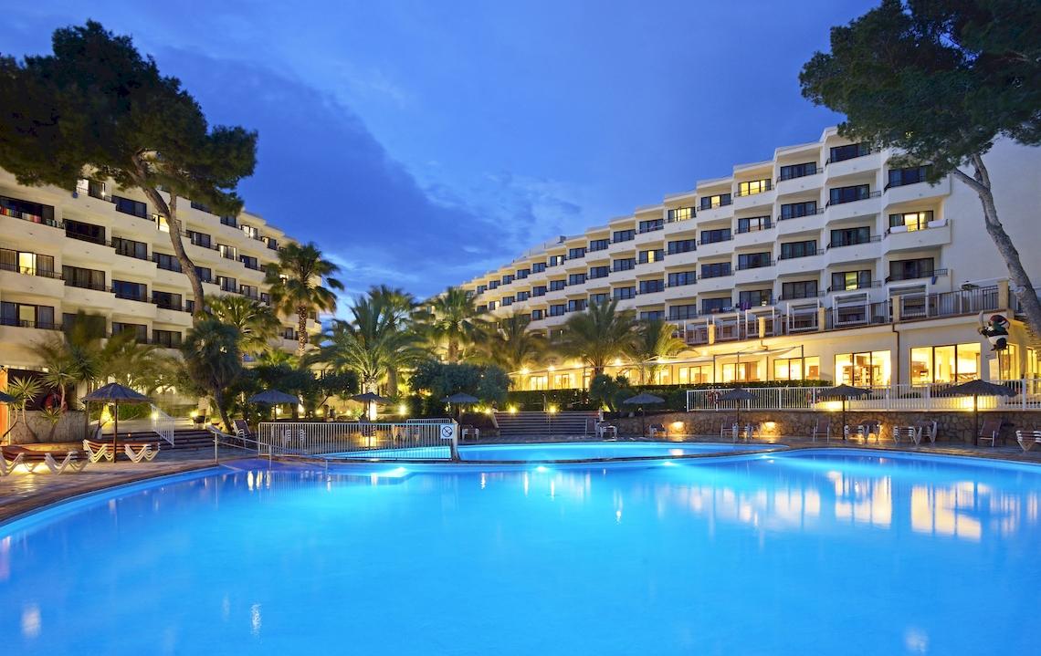 Außenbereich des Leonardo Royal Hotel Ibiza Santa Eulalia mit Pool und Terrasse