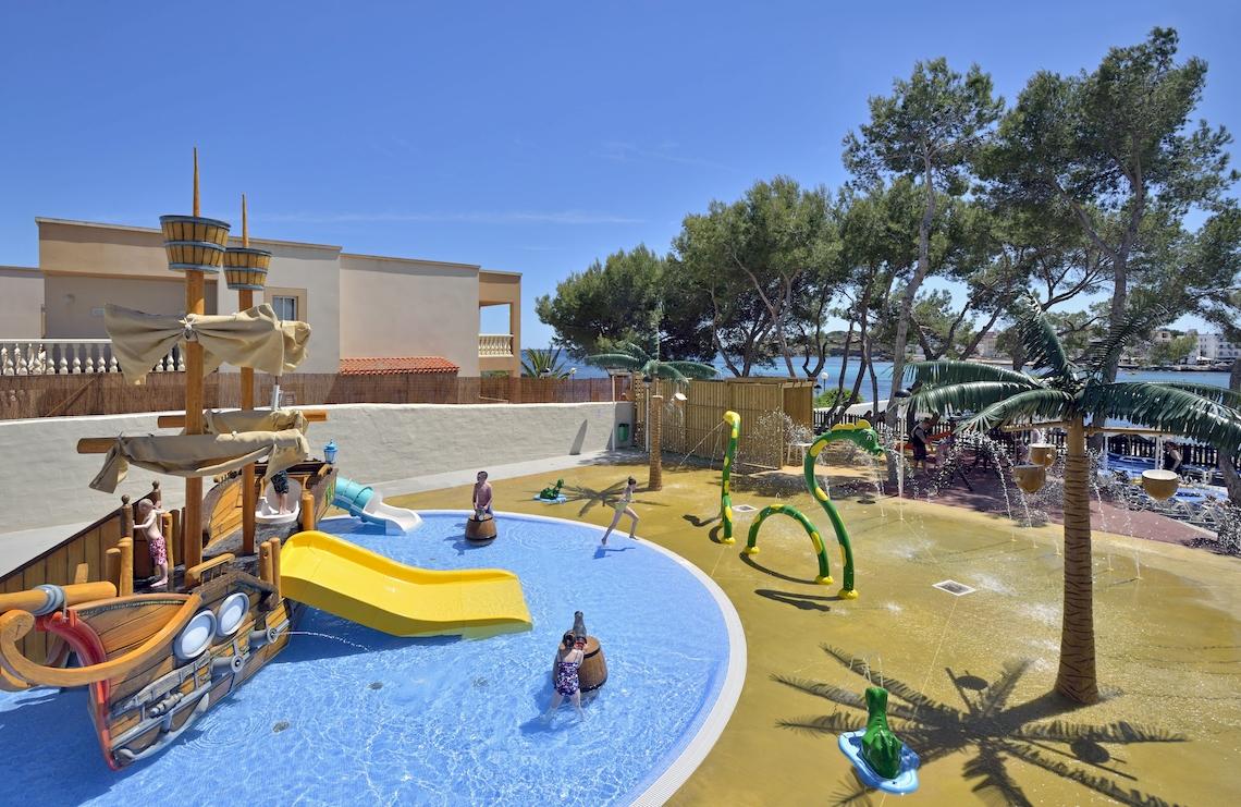 Wasserspielplatz im Leonardo Royal Hotel Ibiza Santa Eulalia mit Rutsche und Wasserspielen.