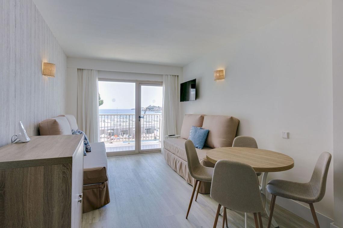 Zimmer im Leonardo Royal Hotel Ibiza Santa Eulalia mit Blick auf das Meer.