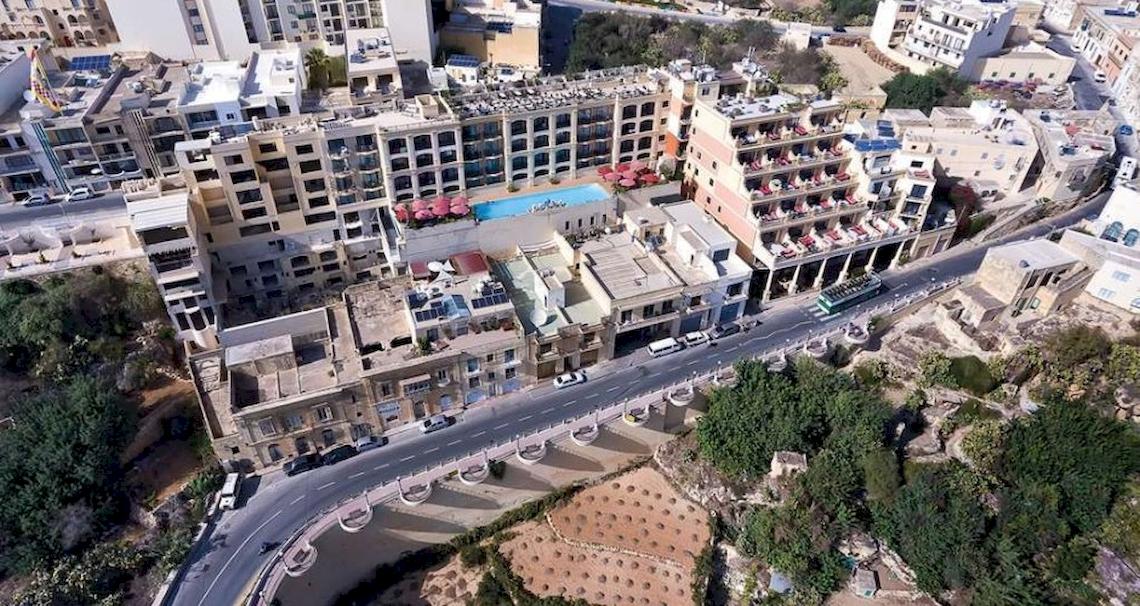 Oberflaechenansicht des Grand Hotel Gozo mit Swimmingpool und umliegenden Gebaeuden