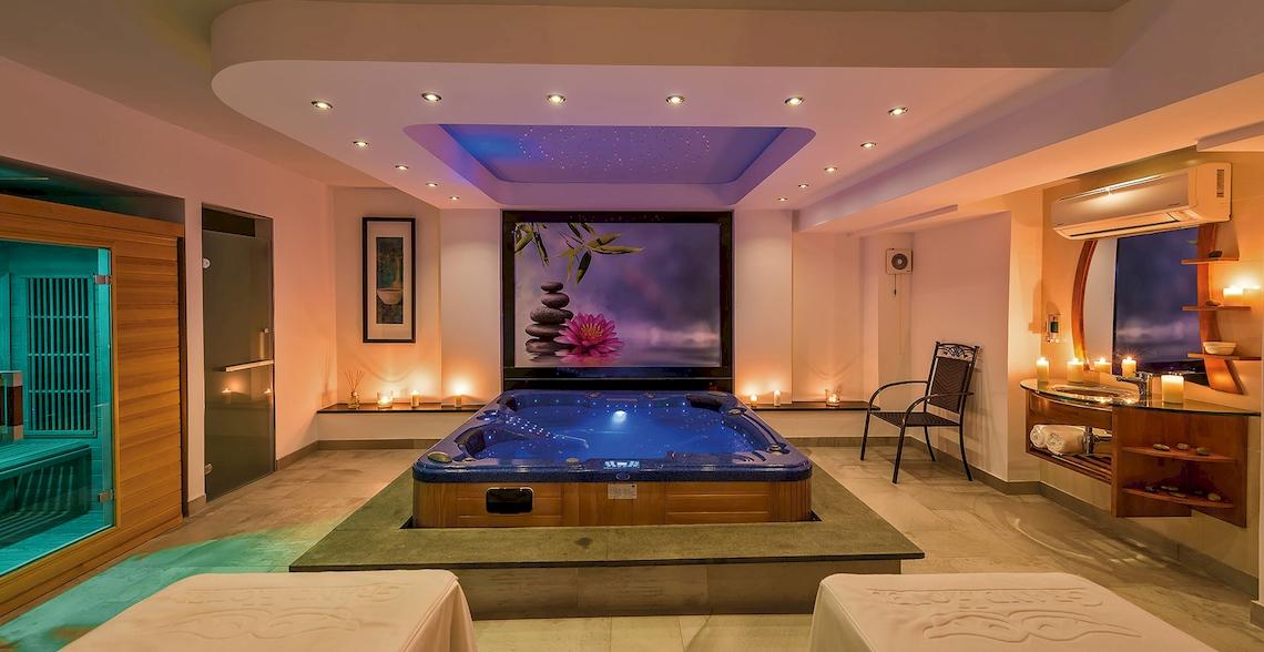 Wellnessbereich im Grand Hotel Gozo mit einem großen Whirlpool und entspannender Atmosphäre.