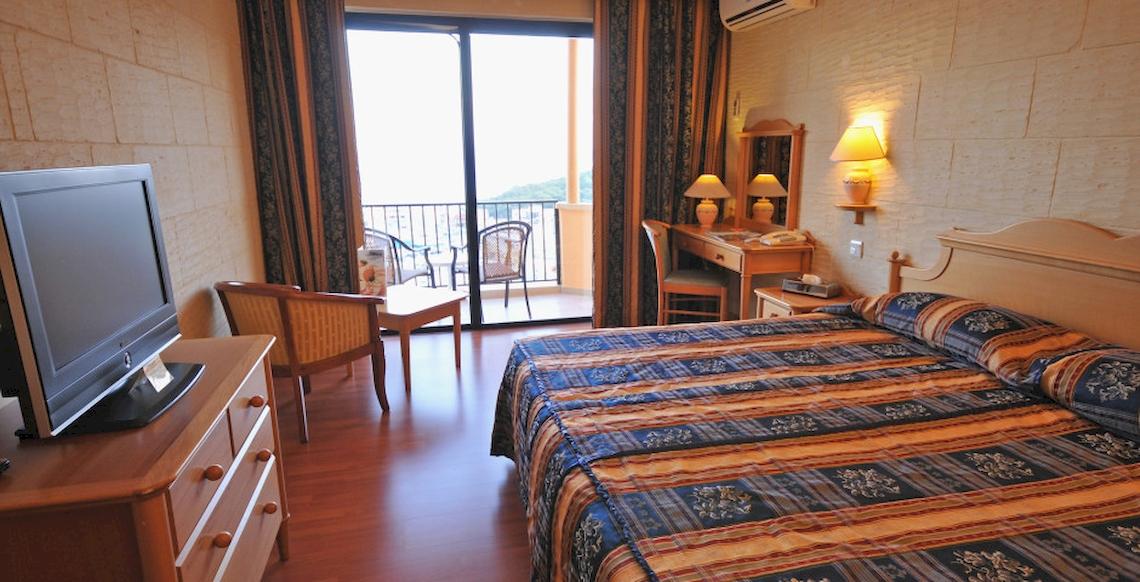 Zimmer im Grand Hotel Gozo mit Blick auf den Balkon und das Meer