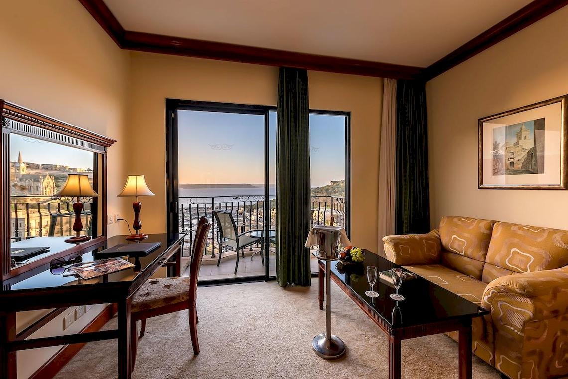 Suite-Zimmer im Grand Hotel Gozo mit Blick auf den Hafen.