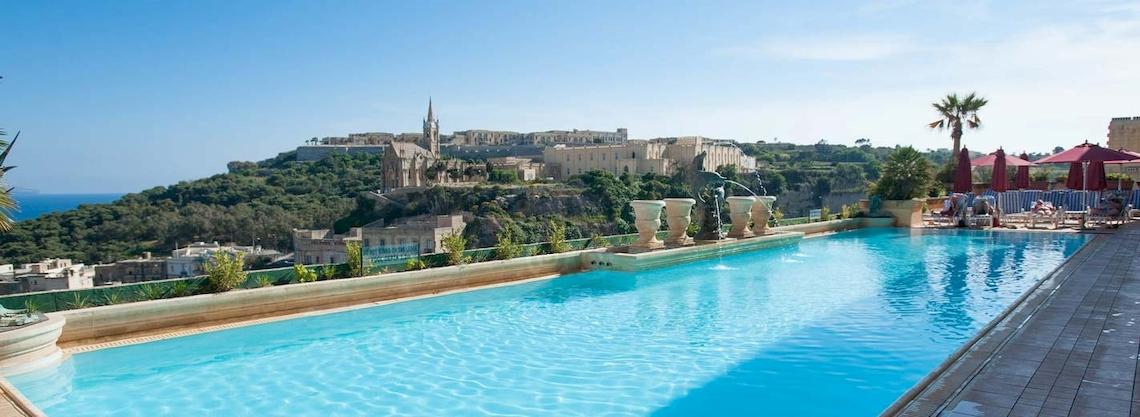 Außenpool des Grand Hotel Gozo mit Blick auf die Stadt Victoria