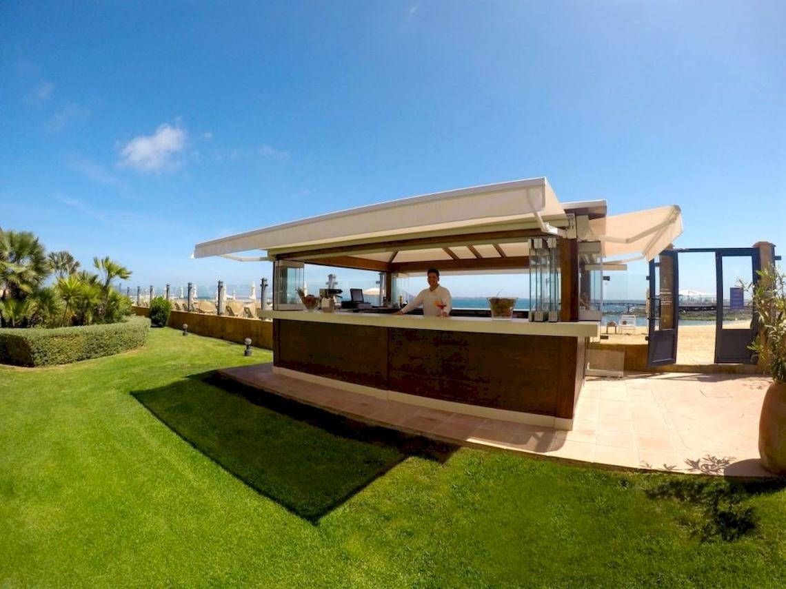 Bar am Secrets Bahia Real Resort & Spa mit Blick auf den Ozean