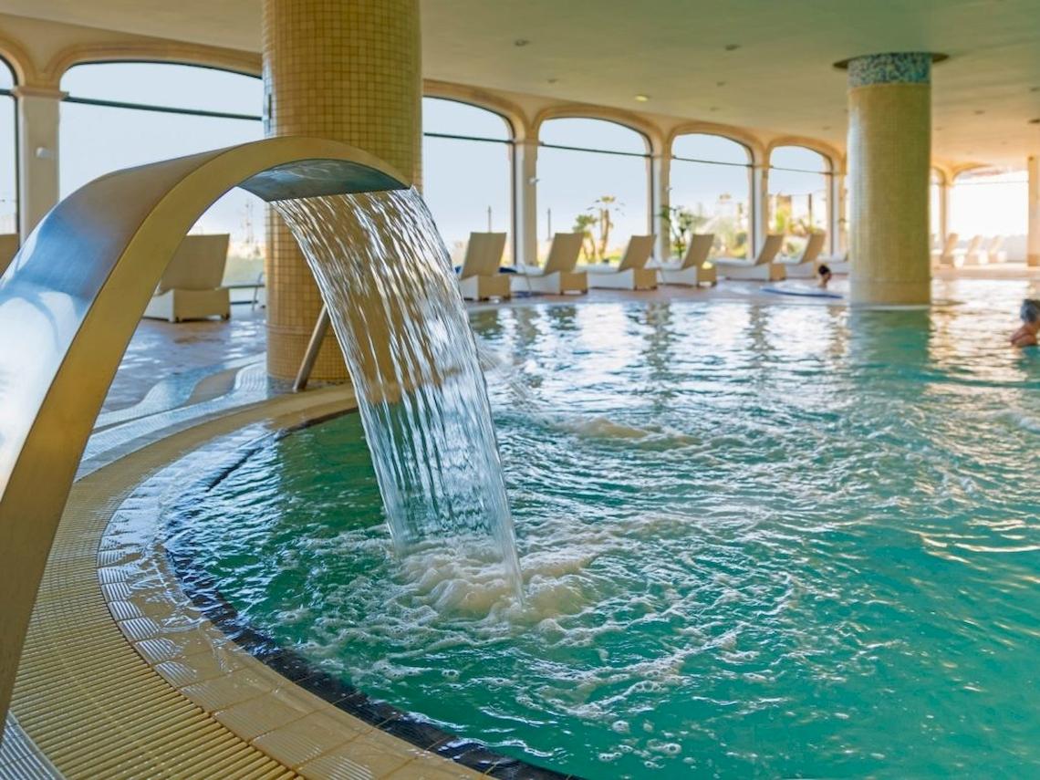 Schwimmbecken mit Wasserfall im Secrets Bahia Real Resort & Spa